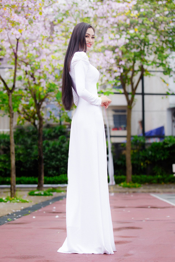 Trần Huyền Nhung chia sẻ về tình yêu lớn dành cho áo dài truyền thống Việt Nam ảnh 2