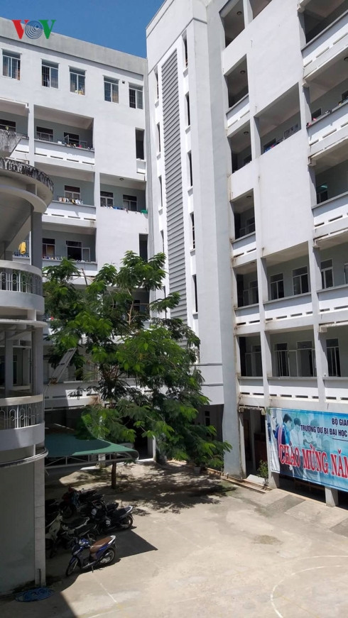 Ký túc xá thành chợ đêm, sinh viên ngậm ngùi tá túc trên giảng đường ảnh 1