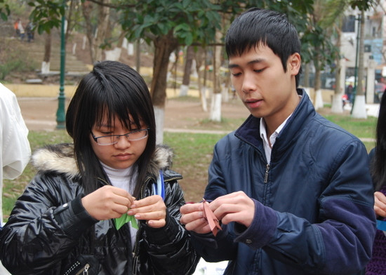  Trò chơi nhận diện tên rau quả, bạn sinh viên này đã nhận nhầm cây rau mùi thành cây rau húng.