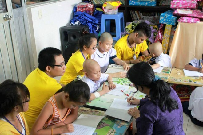 Các em bé trọc đầu đang chống chọi với cơn đau để theo học chữ