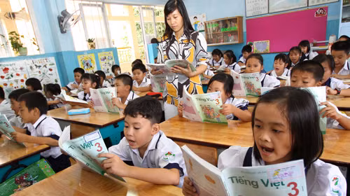 Một tiết học tiếng Việt của học sinh lớp 3/1 Trường tiểu học Trần Bình Trọng, Q.5, TP.HCM sáng 31-8. Ảnh: Như Hùng. (Tuổi Trẻ)