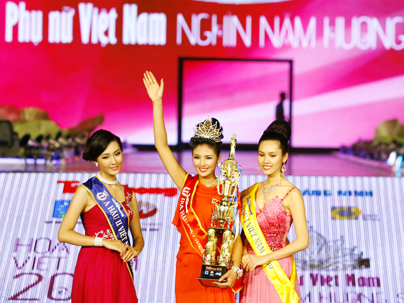 Hoa hậu và hai Á hậu.