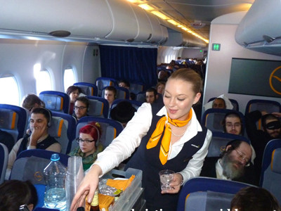 Với nhiều nước trên thế giới, tiếp viên hàng không cũng là lựa chọn hấp dẫn với bạn trẻ