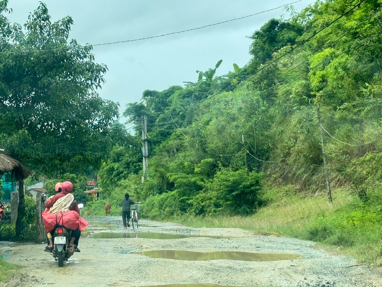 Nhiều người phải chọn cách dắt xe trước tình trạng mặt đường lồi lõm