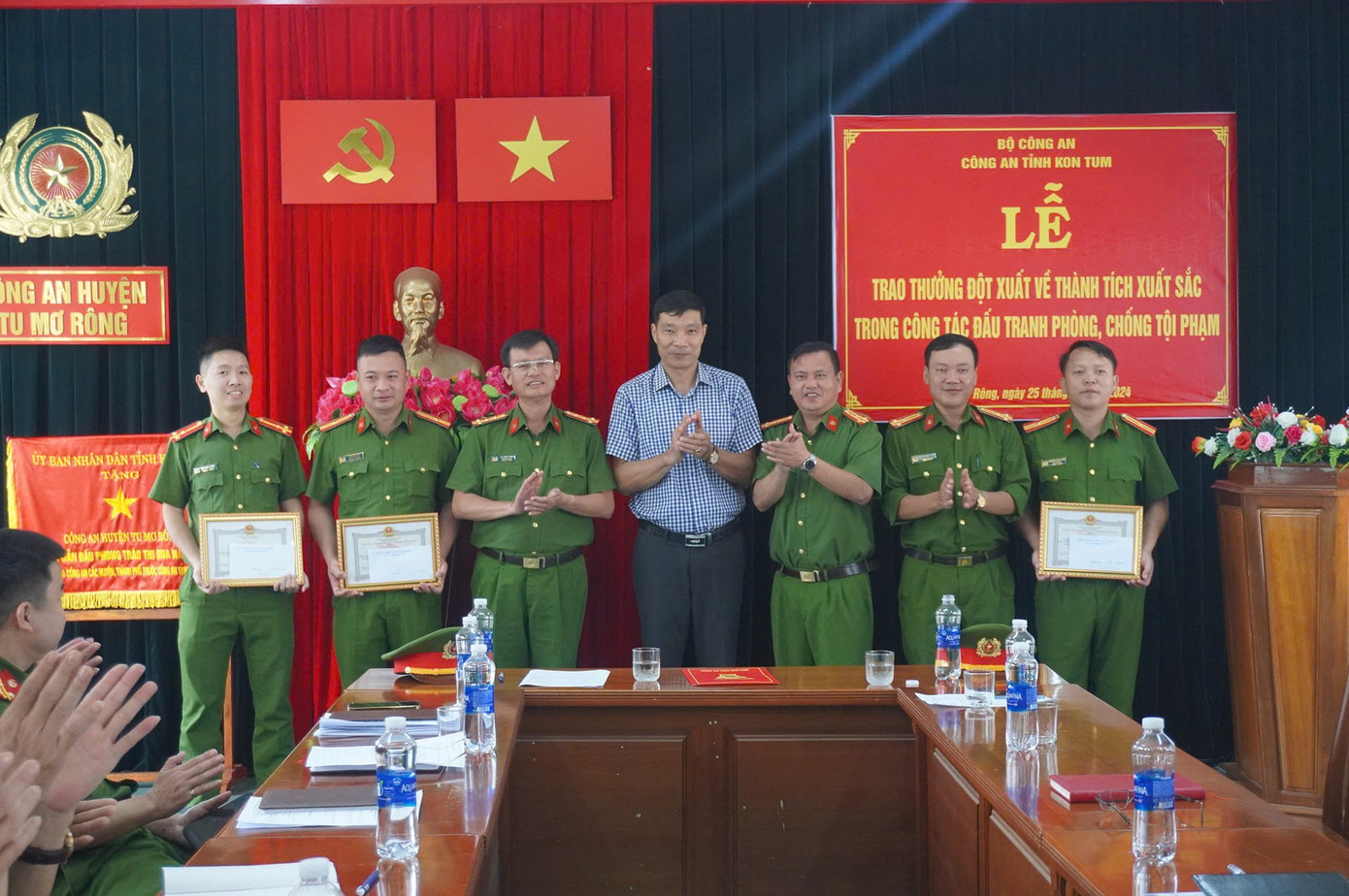 Công an huyện Tu Mơ Rông nhận bằng khen thưởng từ Công an tỉnh Kon Tum Công an huyện Tu Mơ Rông nhận bằng khen thưởng từ Công an tỉnh Kon Tum