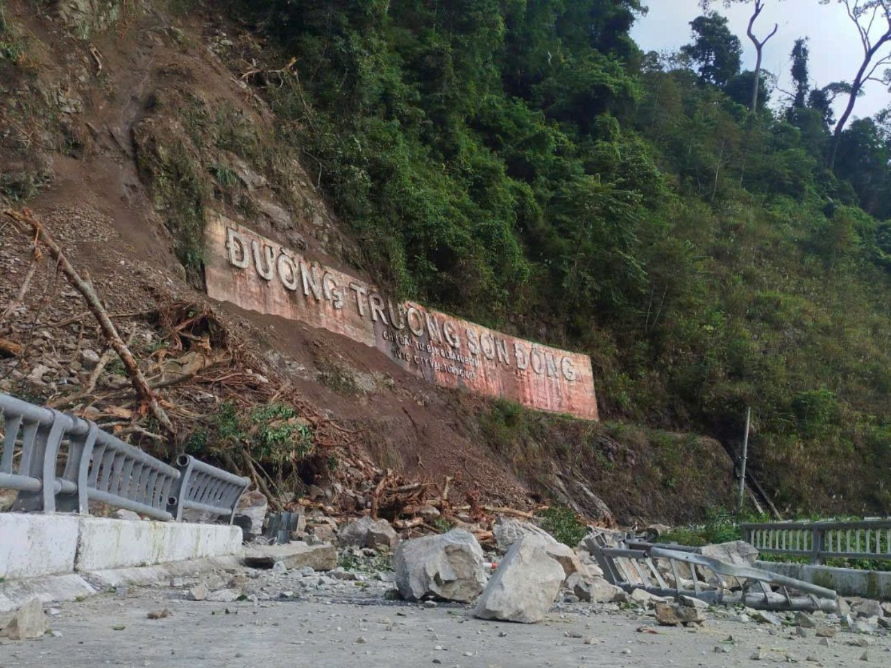 Trước đó, tại vị trí này đã diễn ra vụ sạt lở nghiêm trọng, gây ách tắc trong nhiều giờ Trước đó, tại vị trí này đã diễn ra vụ sạt lở nghiêm trọng, gây ách tắc trong nhiều giờ
