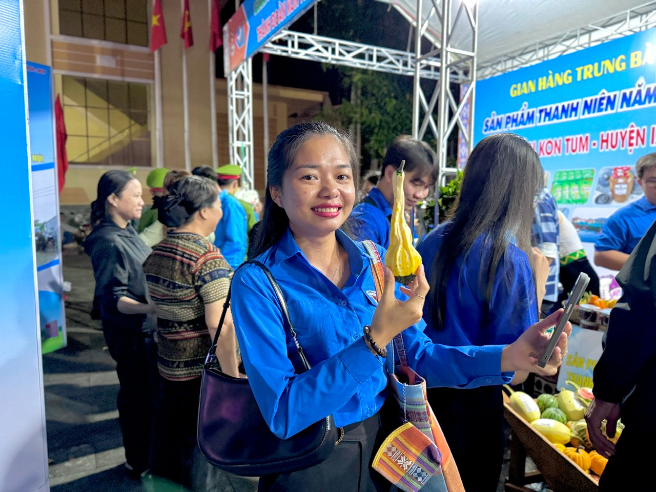 Đồng chí Y Việt Sa - Phó Bí thư Tỉnh Đoàn Kon Tum thích thú trước hình thù độc đáo của quả bí thiên nga.