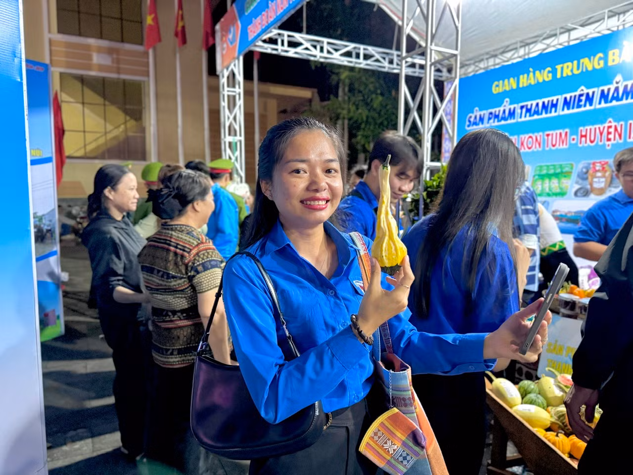 Đồng chí Y Việt Sa - Phó Bí thư Tỉnh Đoàn Kon Tum thích thú trước hình thù độc đáo của quả bí thiên nga.