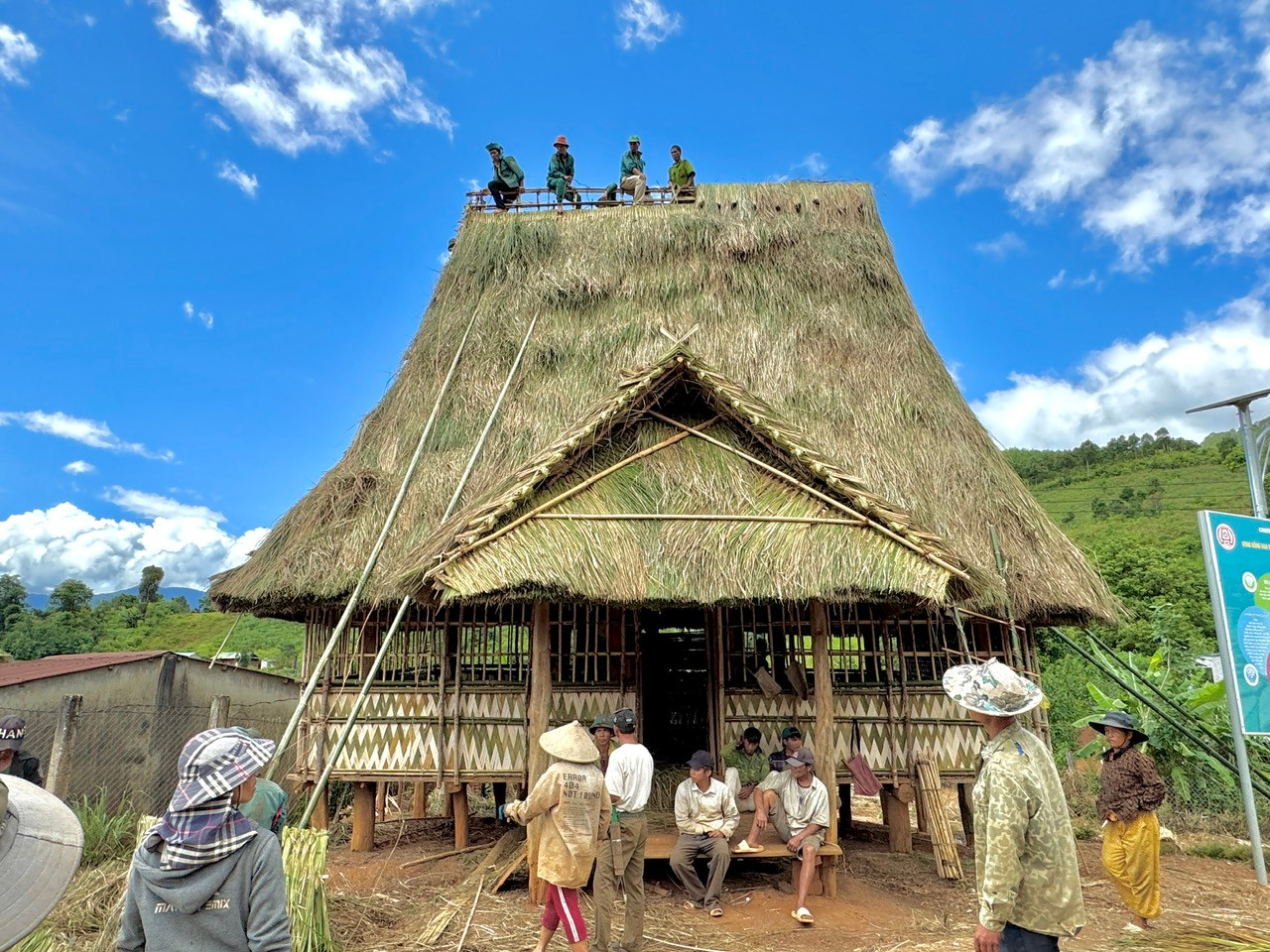 Người dân tại thôn Lê Văng cùng nhau sửa sang lại mái nhà rông. Người dân tại thôn Lê Văng cùng nhau sửa sang lại mái nhà rông.