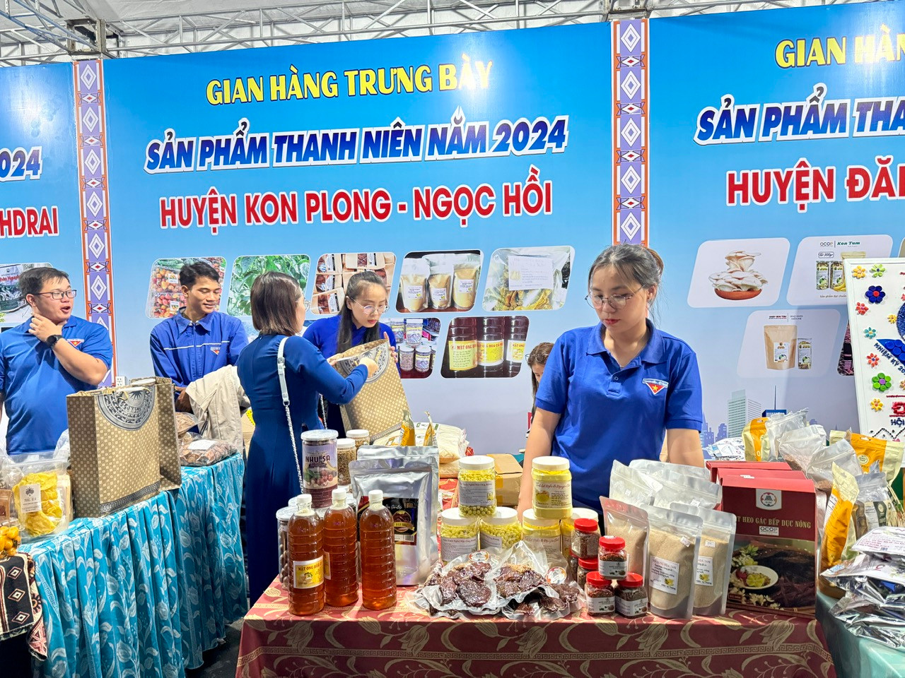 Hội chợ năm nay có sự tham gia của 9 gian hàng và 100 mặt hàng.