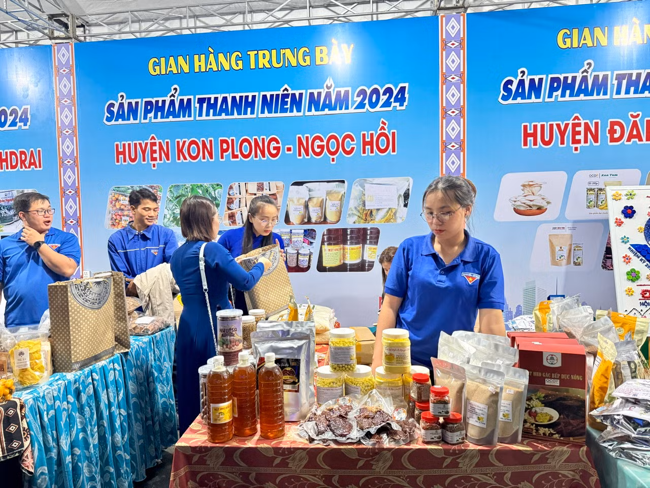 Hội chợ năm nay có sự tham gia của 9 gian hàng và 100 mặt hàng.