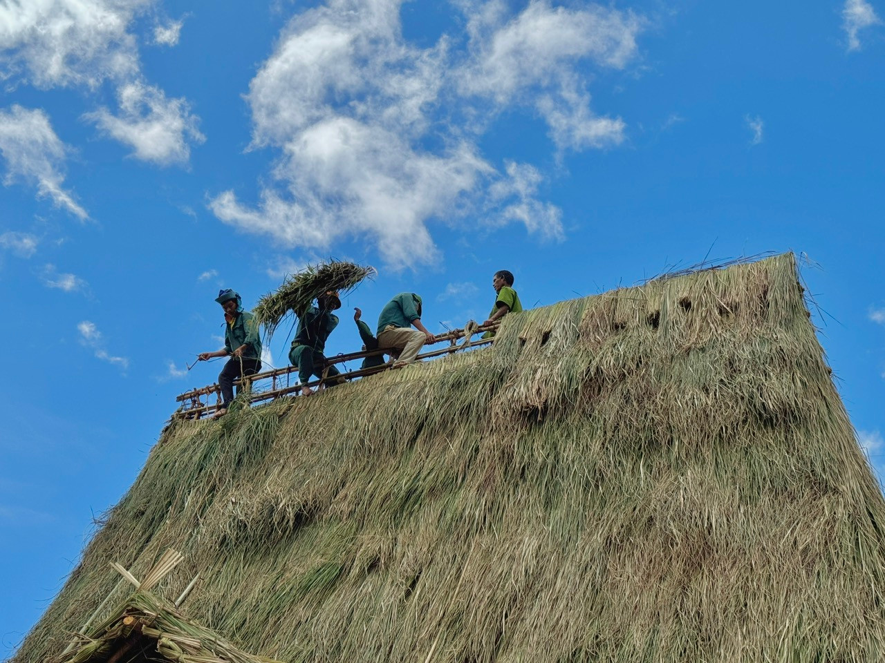 Đàn ông đảm nhận lớp mái trên cao, phụ nữ chuẩn bị lá tranh, đan lá. Đàn ông đảm nhận lớp mái trên cao, phụ nữ chuẩn bị lá tranh, đan lá.