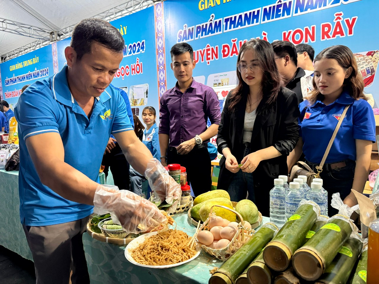 Hội chợ năm nay có sự tham gia của 9 gian hàng và 100 mặt hàng.