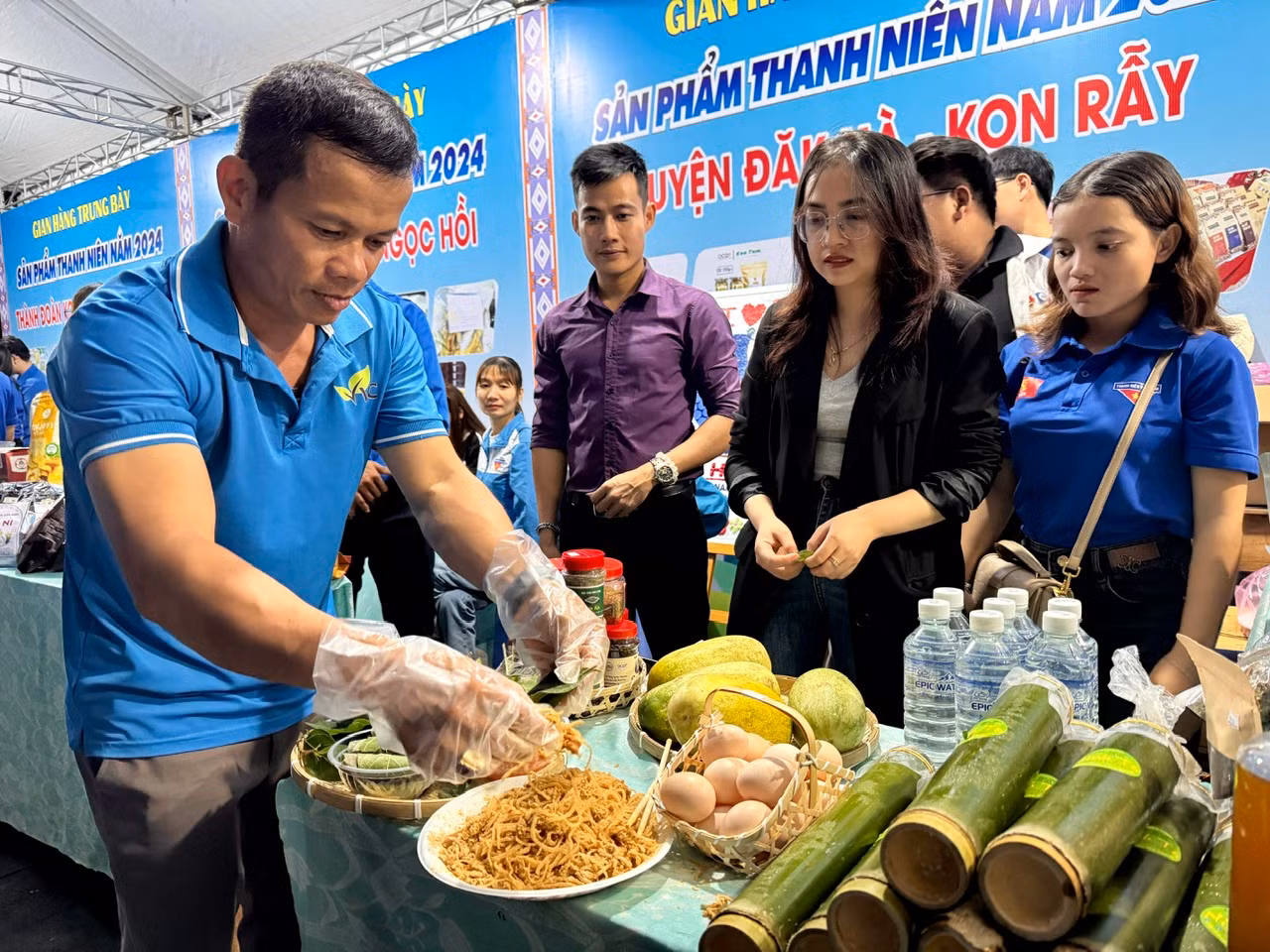 Hội chợ năm nay có sự tham gia của 9 gian hàng và 100 mặt hàng.