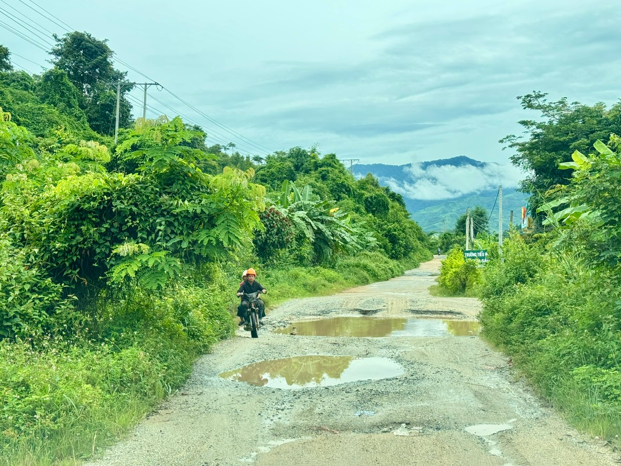 Người dân mong muốn đường sá sớm được sửa chữa