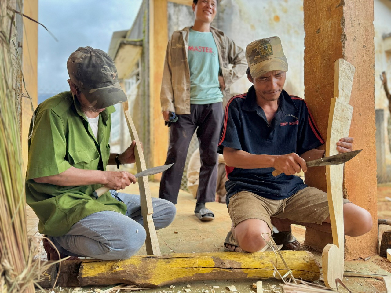 Những người khéo tay làm đồ vật trang trí cho nhà rông. Những người khéo tay làm đồ vật trang trí cho nhà rông.
