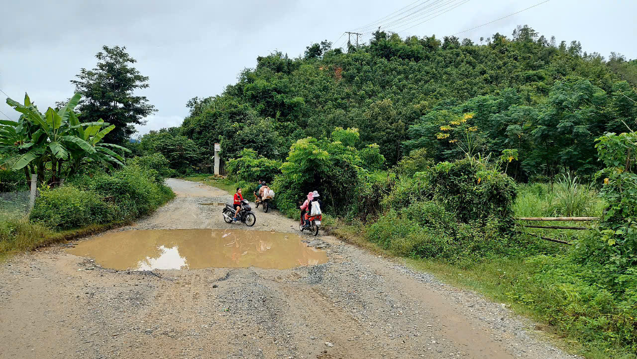 Người dân phải nhường đường cho nhau để đi qua đoạn ổ voi