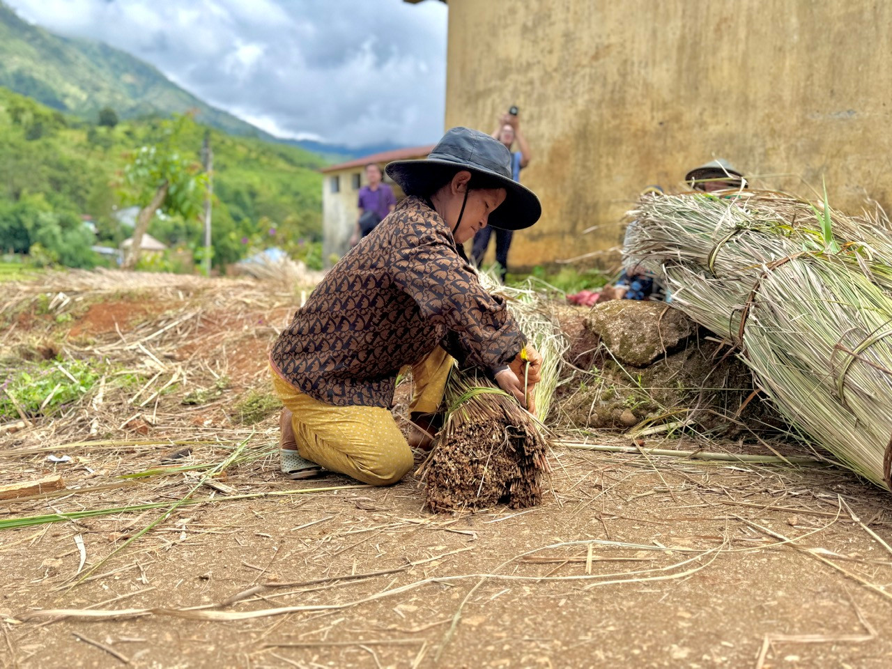 Mỗi người một việc, ai cũng muốn hoàn thành xong phần mái để đón lễ mừng lúa mới. Mỗi người một việc, ai cũng muốn hoàn thành xong phần mái để đón lễ mừng lúa mới.