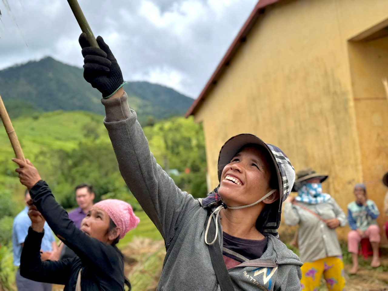 Mỗi người một việc, ai cũng muốn hoàn thành xong phần mái để đón lễ mừng lúa mới. Mỗi người một việc, ai cũng muốn hoàn thành xong phần mái để đón lễ mừng lúa mới.
