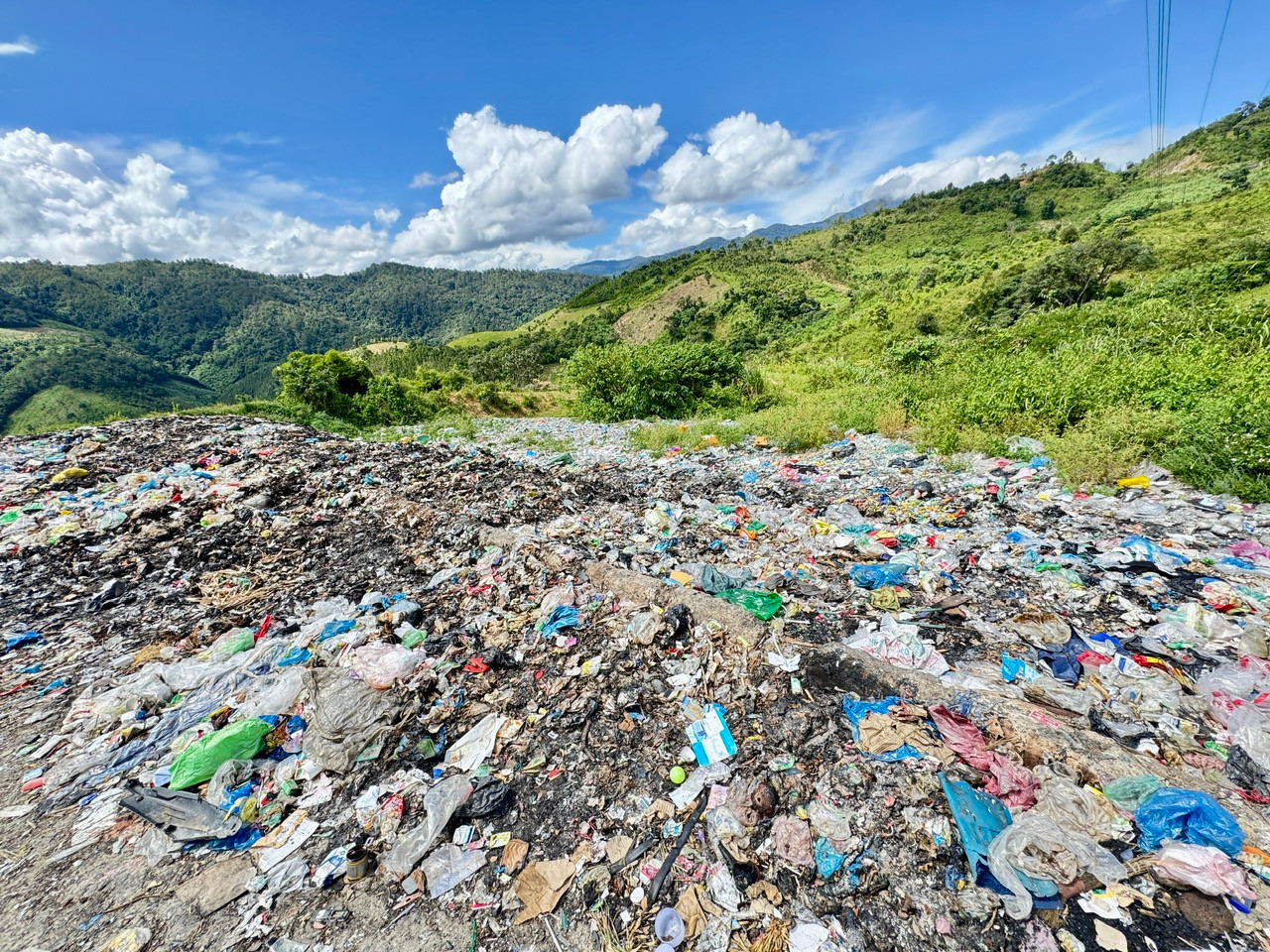 Bãi xử lý rác cũ của huyện Đăk Glei quá tải, gây ô nhiễm môi trường nghiêm trọng