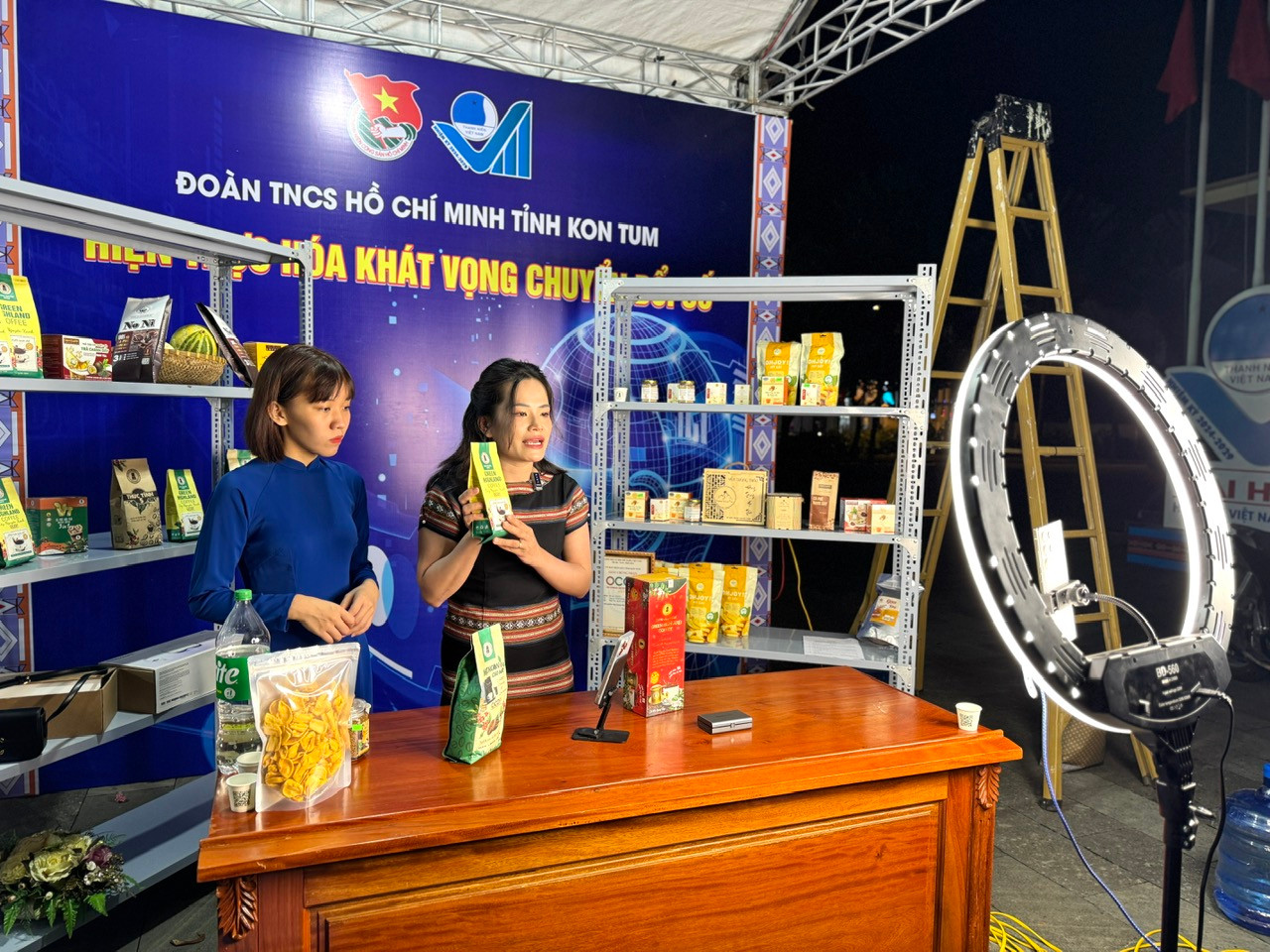 Hình thức bán hàng qua livestream được ứng dụng trong hội chợ năm nay.