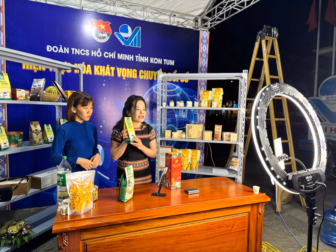 Hình thức bán hàng qua livestream được ứng dụng trong hội chợ năm nay.