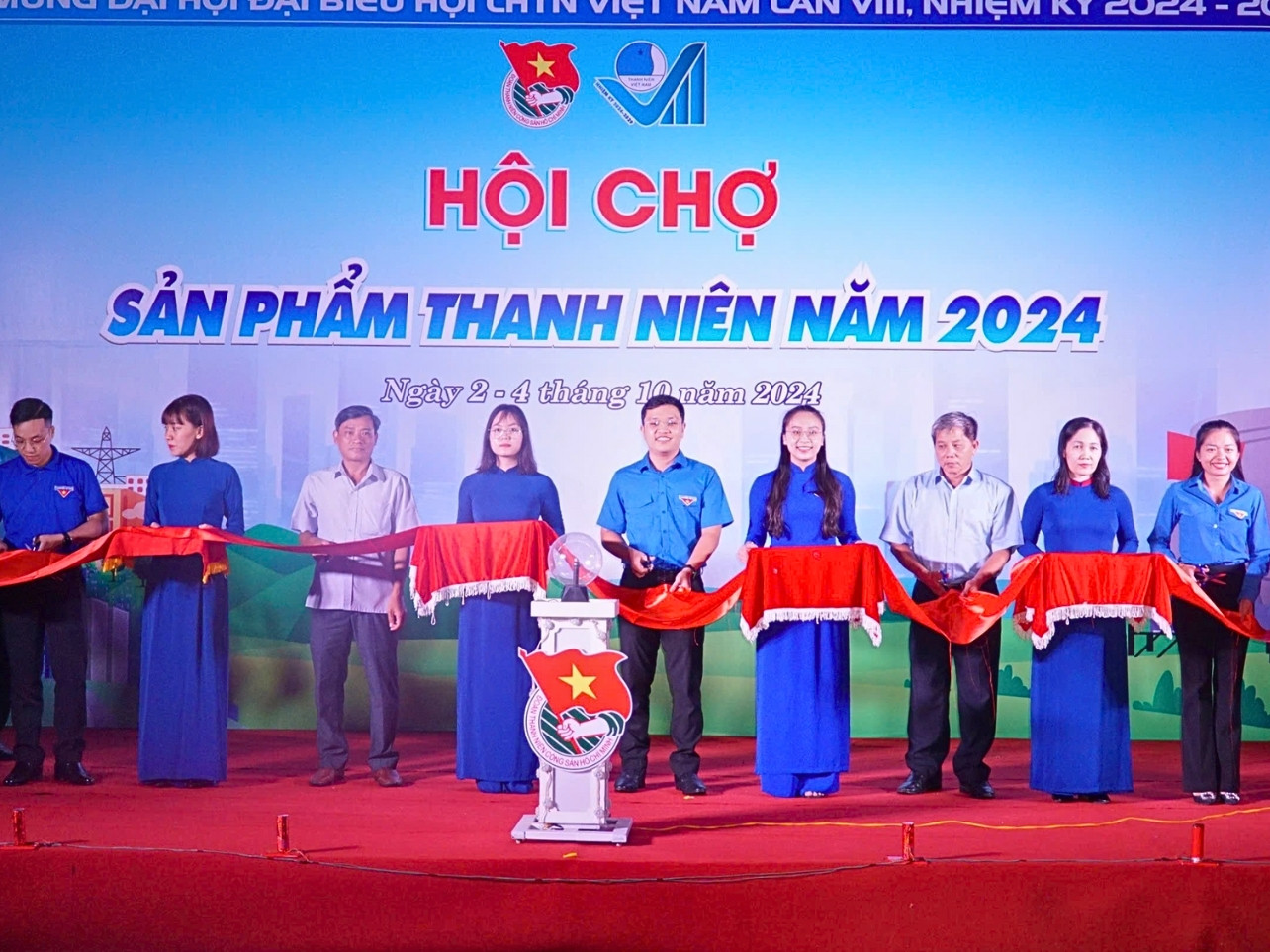 Đại biểu cắt băng khai mạc Hội chợ sản phẩm Thanh niên