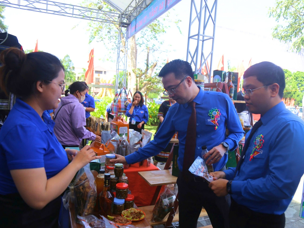 Anh Nguyễn Tường Lâm - Bí thư Ban Chấp hành Trung ương Đoàn, Phó Chủ tịch T.Ư Hội LHTN Việt Nam tham quan gian hàng khởi nghiệp của thanh niên tỉnh Kon Tum. Anh Nguyễn Tường Lâm - Bí thư Ban Chấp hành Trung ương Đoàn, Phó Chủ tịch T.Ư Hội LHTN Việt Nam tham quan gian hàng khởi nghiệp của thanh niên tỉnh Kon Tum.