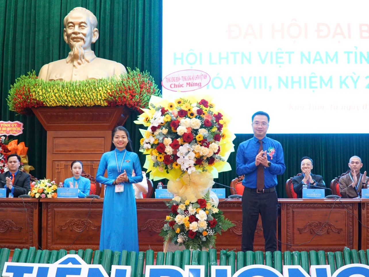 Anh Nguyễn Tường Lâm tặng hoa tân Chủ tịch Hội LHTN Việt Nam tỉnh Kon Tum. Anh Nguyễn Tường Lâm tặng hoa tân Chủ tịch Hội LHTN Việt Nam tỉnh Kon Tum.