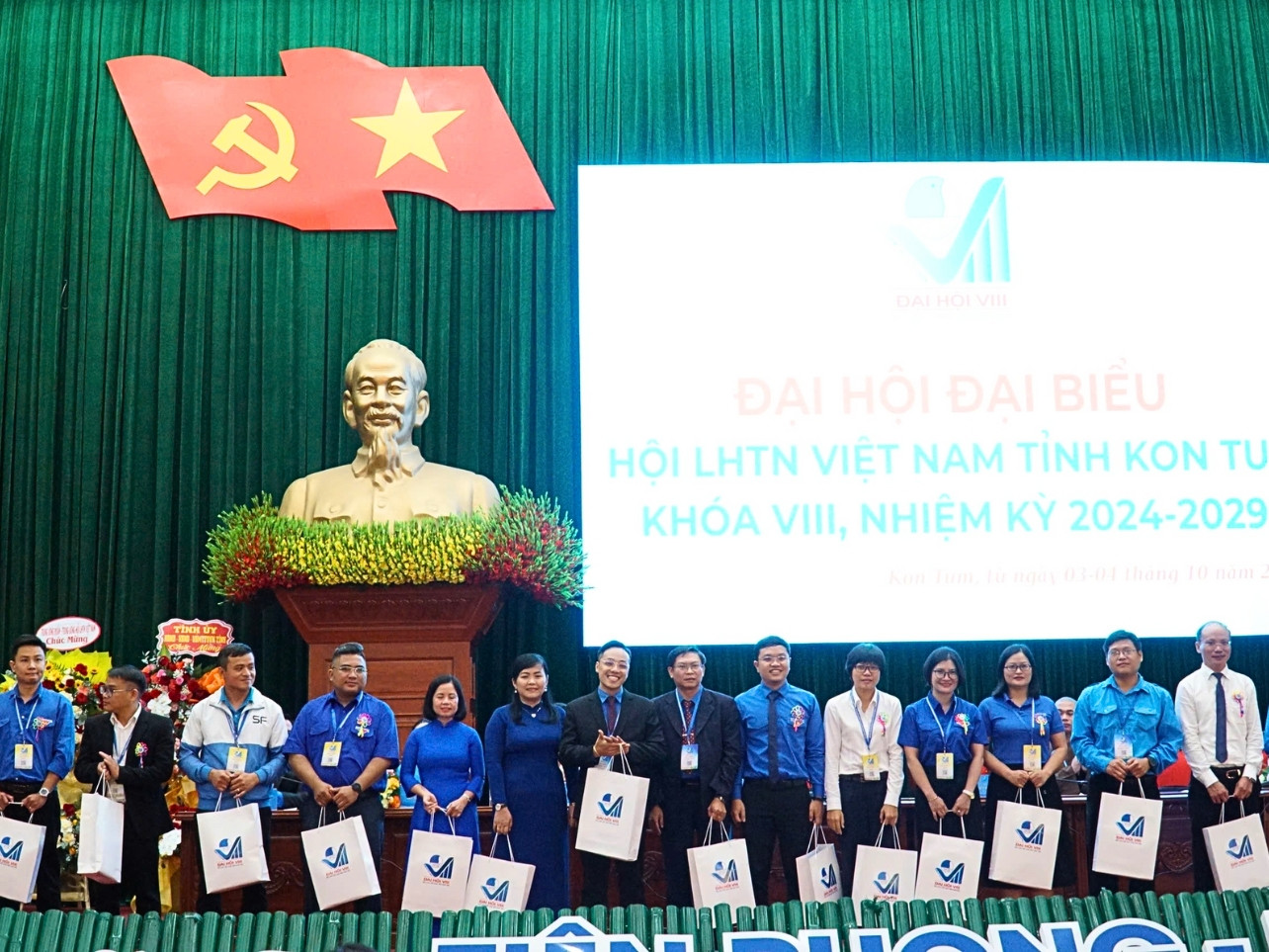 Anh Nguyễn Bảo Tân tặng quà anh, chị Ủy ban Hội LHTN Việt Nam tỉnh Kon Tum nhiệm kỳ trước. Anh Nguyễn Bảo Tân tặng quà anh, chị Ủy ban Hội LHTN Việt Nam tỉnh Kon Tum nhiệm kỳ trước.