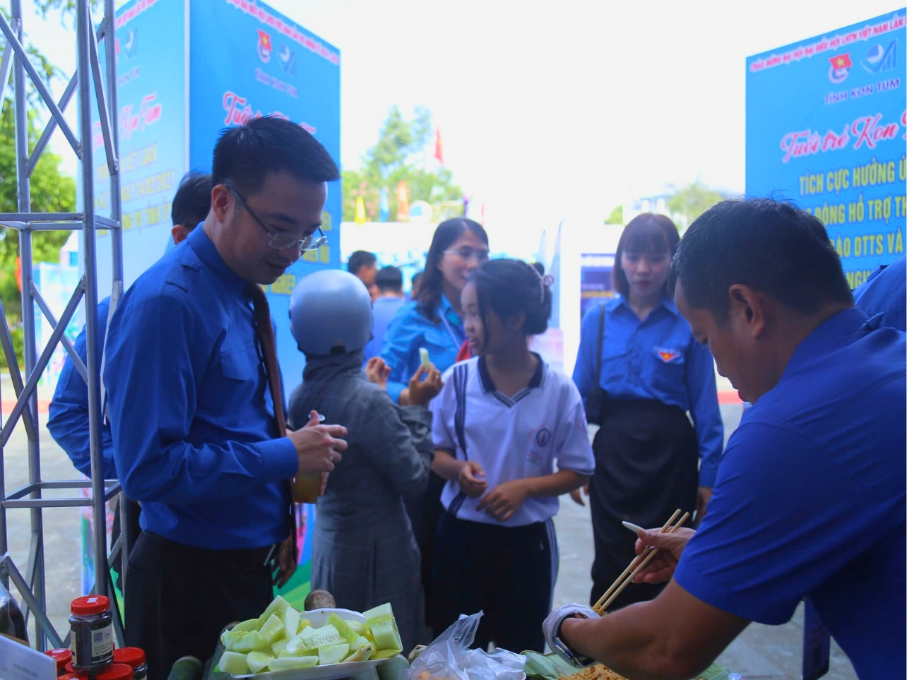 Anh Nguyễn Tường Lâm - Bí thư Ban Chấp hành Trung ương Đoàn, Phó Chủ tịch T.Ư Hội LHTN Việt Nam tham quan gian hàng khởi nghiệp của thanh niên tỉnh Kon Tum. Anh Nguyễn Tường Lâm - Bí thư Ban Chấp hành Trung ương Đoàn, Phó Chủ tịch T.Ư Hội LHTN Việt Nam tham quan gian hàng khởi nghiệp của thanh niên tỉnh Kon Tum.