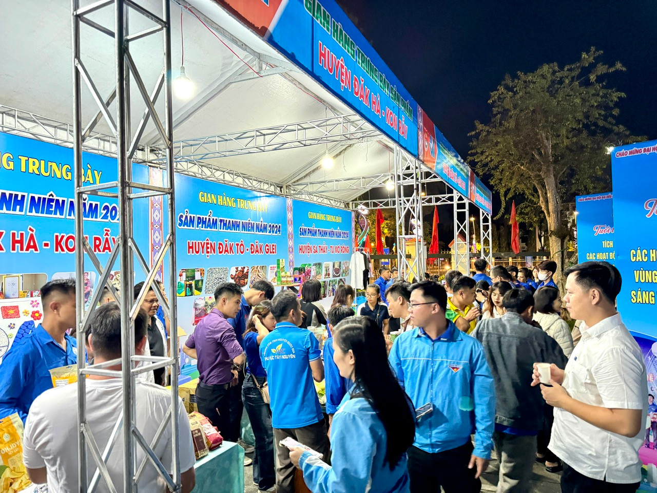 Không khí mua sắm tấp nập của hội chợ năm nay.