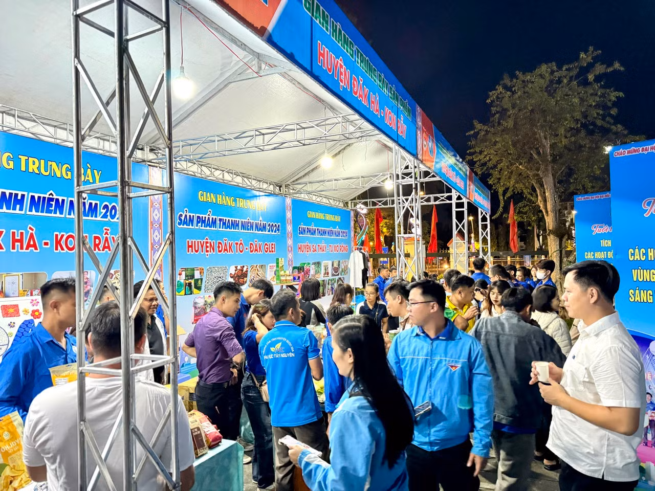 Không khí mua sắm tấp nập của hội chợ năm nay.