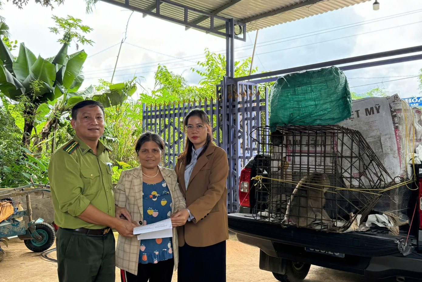 Người dân viết đơn tự nguyện giao nộp động vật rừng cho nhà nước