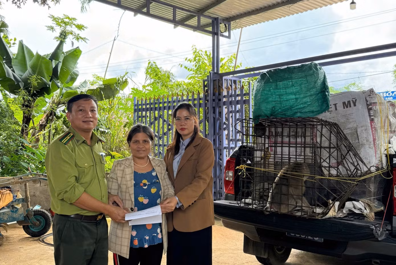 Người dân viết đơn tự nguyện giao nộp động vật rừng cho nhà nước