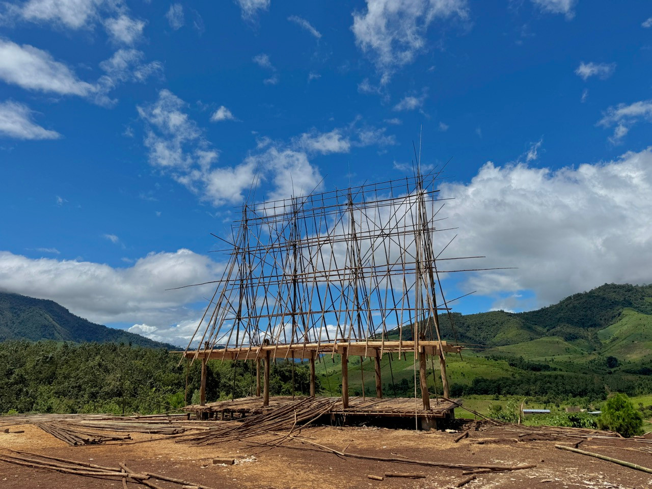 Dự kiến nhà rông được hoàn thành trong khoảng 2 tuần. Dự kiến nhà rông được hoàn thành trong khoảng 2 tuần.