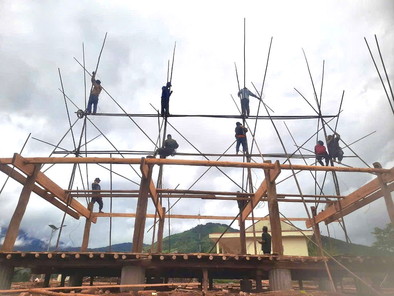 Bà con thôn Kon Chai cần mẫn cột kết cấu khung sườn trên cao. Bà con thôn Kon Chai cần mẫn cột kết cấu khung sườn trên cao.