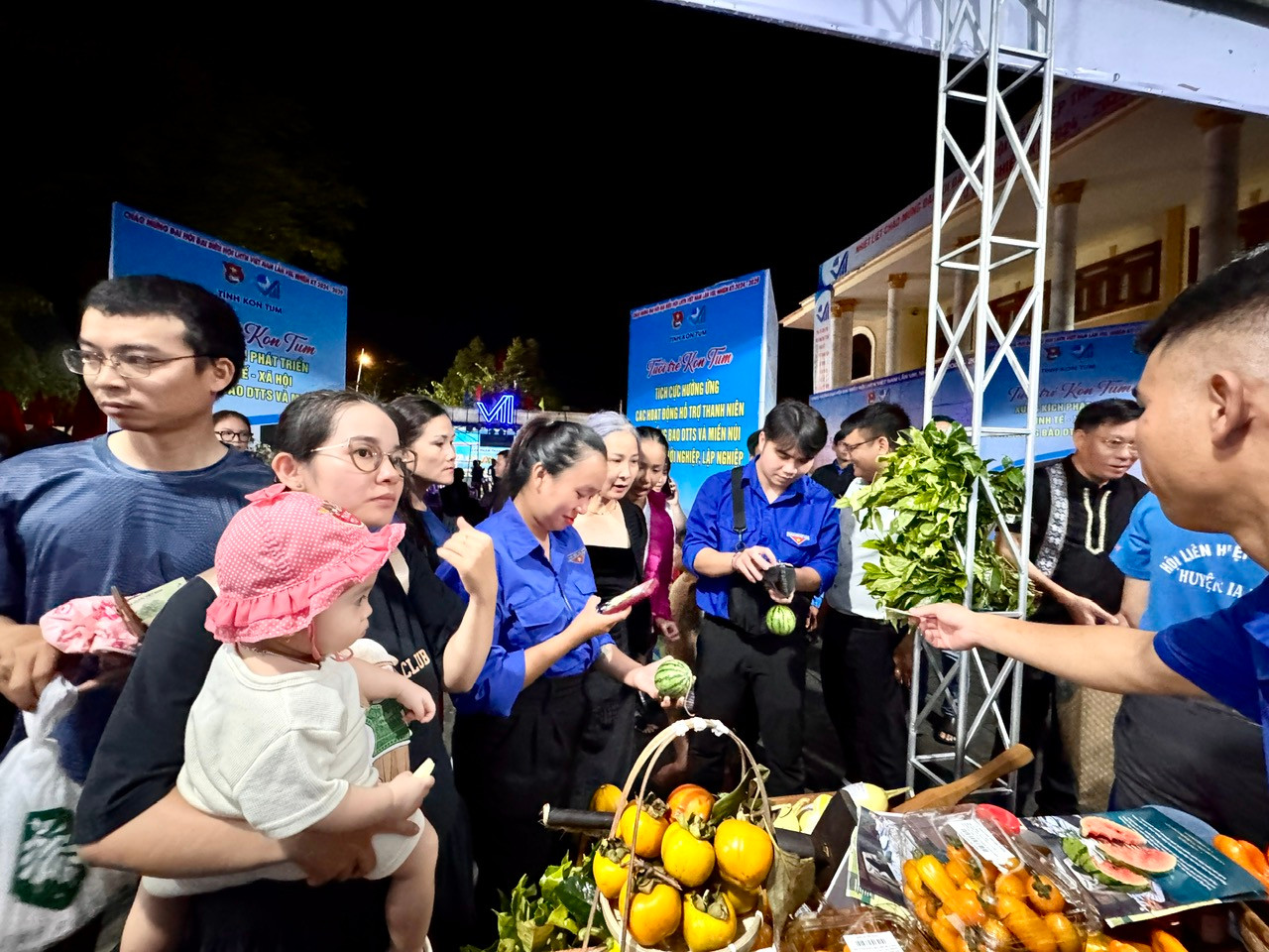 Không khí mua sắm tấp nập của hội chợ năm nay.