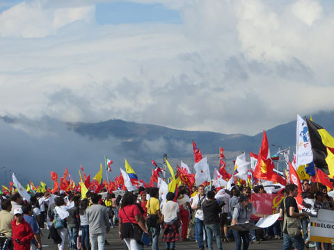 Rợp trời cờ và biểu ngữ