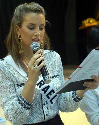 Ôm các em nhỏ của làng trẻ Birla và cùng vui thích xem các em biểu diễn. HH Shunit Faragi dạy các em làng trẻ Birla điệu nhảy của đất nước mình. "Chúng ta cùng hát và nhảy nhé". Shunit và Efrat cùng hát một bài hát thiếu nhi Israel. HH Israel kể cho các em ở làng trẻ Birla câu chuyện "Người đàn bà và cây kim đan kì diệu" Các em chăm chú nghe cô đọc. 3 bình nóng lạnh được tặng cho trẻ em của Làng Birla, Hà Nội. Đích thân Hoa hậu Israel Shunit Faragi trao quà tận tay cho các em thiệt thòi. Kí tặng sách cho các em. Hoa hậu Israel đã từng tham gia vị trí tiền vệ cho một đội bóng khá chuyên nghiệp ở quốc gia này. Cô đã thử vài "chiêu" cho các em và phóng viên xem. Trước lúc chia tay với các em làng trẻ Birla, Hà Nội, trưa ngày 18/7/2008.