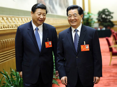 Tổng Bí thư Tập Cận Bình (trái) và người tiền nhiệm Hồ Cẩm Đào. Ảnh: Xinhua