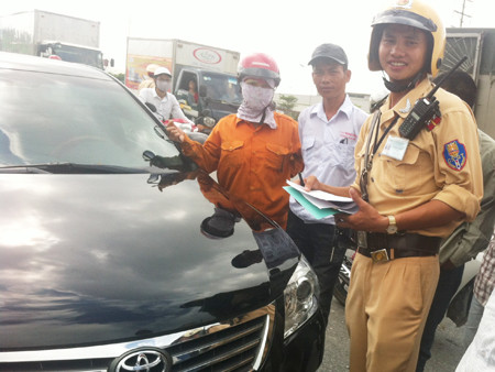 CSGT đã nhảy lên nóc ca-pô khi xảy ra vụ việc. Ảnh do người nhà anh Hải cung cấp. Đồng chí CSGT đã nhảy lên nóc ca-pô khi xảy ra vụ việc. Ảnh do người nhà anh Hải cung cấp