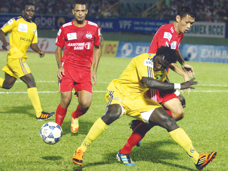 B. Bình Dương hòa SLNA (vàng). Ảnh: Tường Vũ. B. Bình Dương hòa SLNA (vàng). Ảnh: Tường Vũ