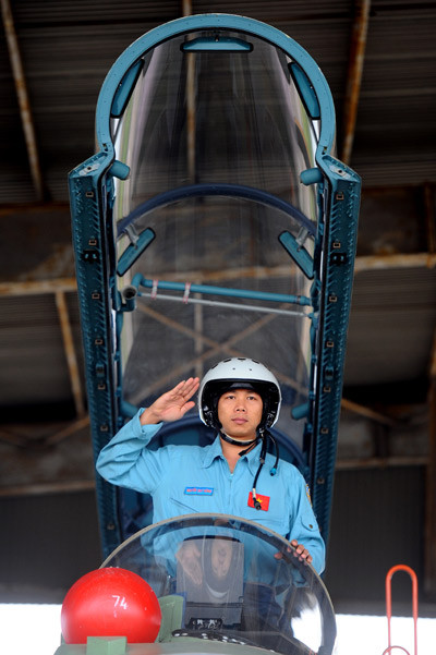 Phi công Nguyễn Duy Hùng (29 tuổi) trước giờ cất cánh. Anh Hùng là một trong 9 phi công trẻ thế hệ 8x của Trung đoàn được lái máy bay chiến đấu SU-30MK2