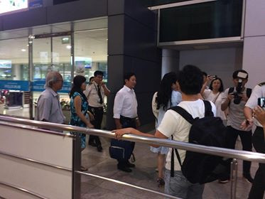 Anh em Cơ - Nghiệp nghẹn ngào ôm vợ con khóc ở sân bay ảnh 8