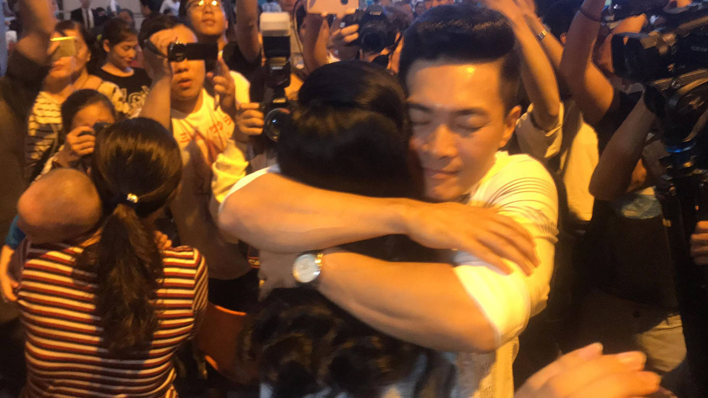 Anh em Cơ - Nghiệp nghẹn ngào ôm vợ con khóc ở sân bay ảnh 2