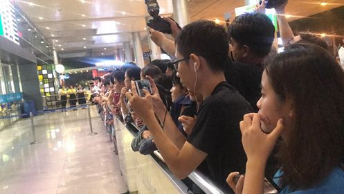 Anh em Cơ - Nghiệp nghẹn ngào ôm vợ con khóc ở sân bay ảnh 7