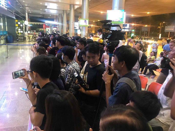 Anh em Cơ - Nghiệp nghẹn ngào ôm vợ con khóc ở sân bay ảnh 6