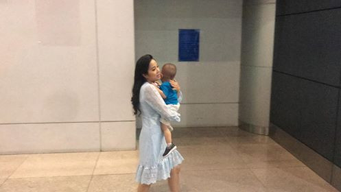 Anh em Cơ - Nghiệp nghẹn ngào ôm vợ con khóc ở sân bay ảnh 9