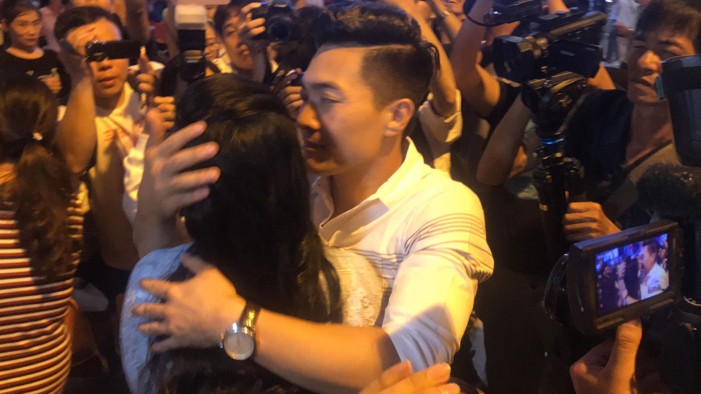 Anh em Cơ - Nghiệp nghẹn ngào ôm vợ con khóc ở sân bay ảnh 1